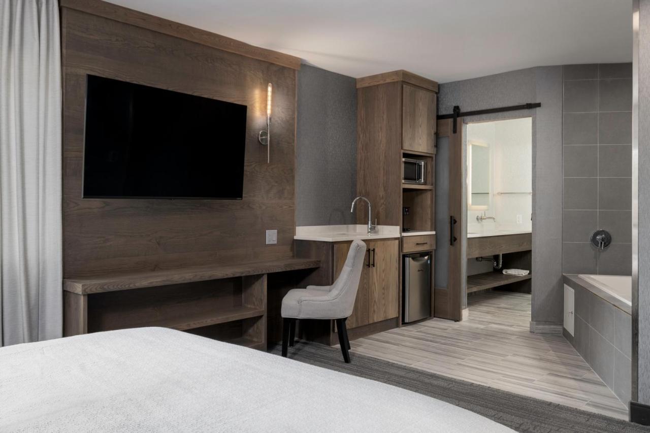 Voco Niagara Falls - The Cadence By Ihg 外观 照片 A guest room at the Hilton Garden Inn in San Francisco