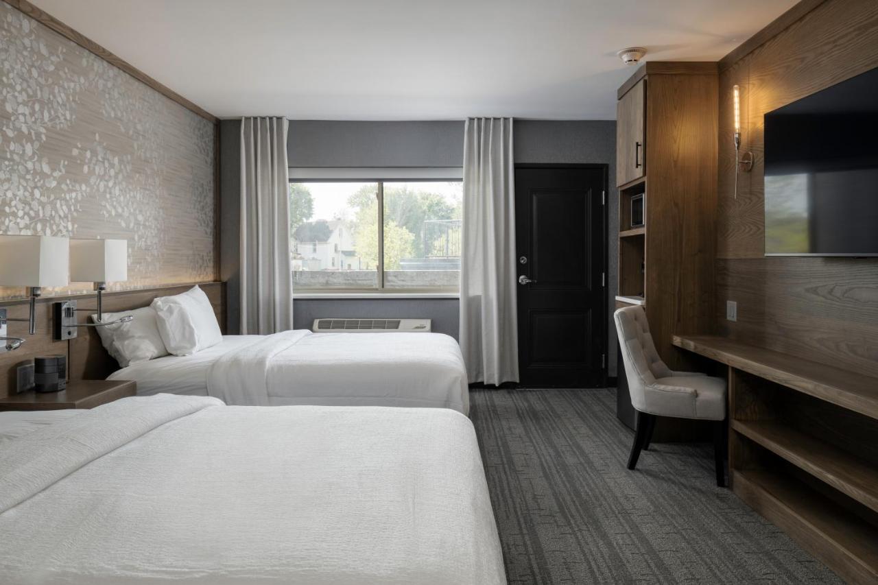 Voco Niagara Falls - The Cadence By Ihg 外观 照片 A typical guest room at the Hilton Garden Inn in St. Charles, Illinois