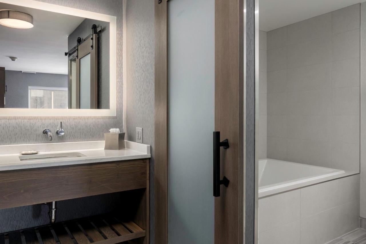 Voco Niagara Falls - The Cadence By Ihg 外观 照片 A sliding barn door in a bathroom
