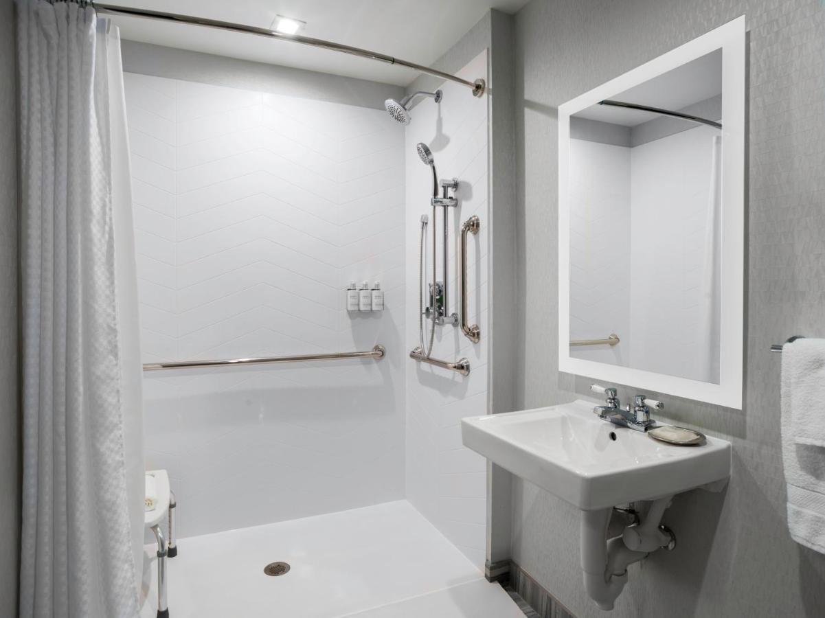 Voco Niagara Falls - The Cadence By Ihg 外观 照片 A shower with grab bars