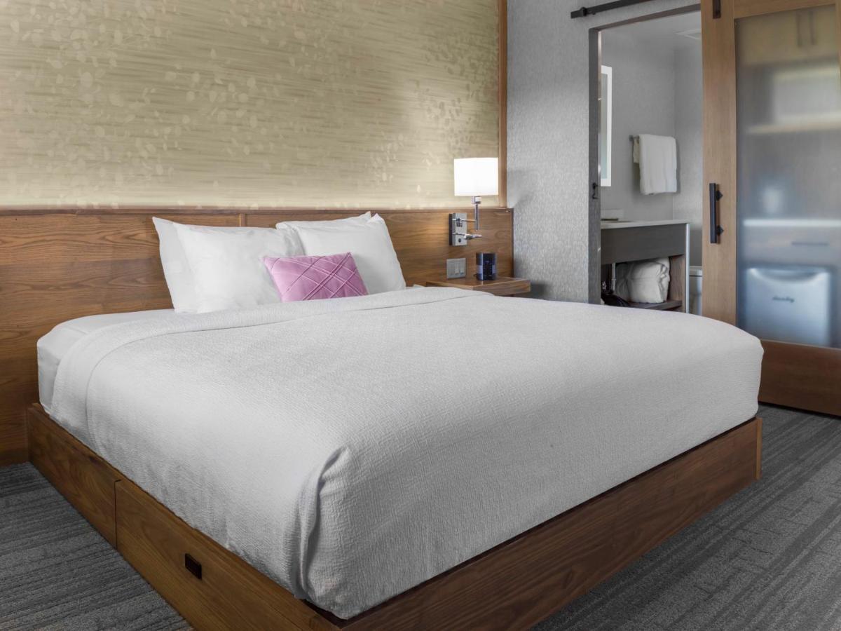 Voco Niagara Falls - The Cadence By Ihg 外观 照片 A bedroom at the Hotel Zags