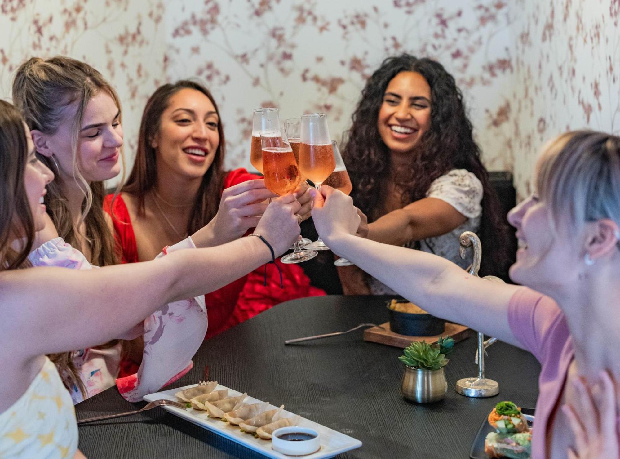 Voco Niagara Falls - The Cadence By Ihg 外观 照片 Women drinking wine