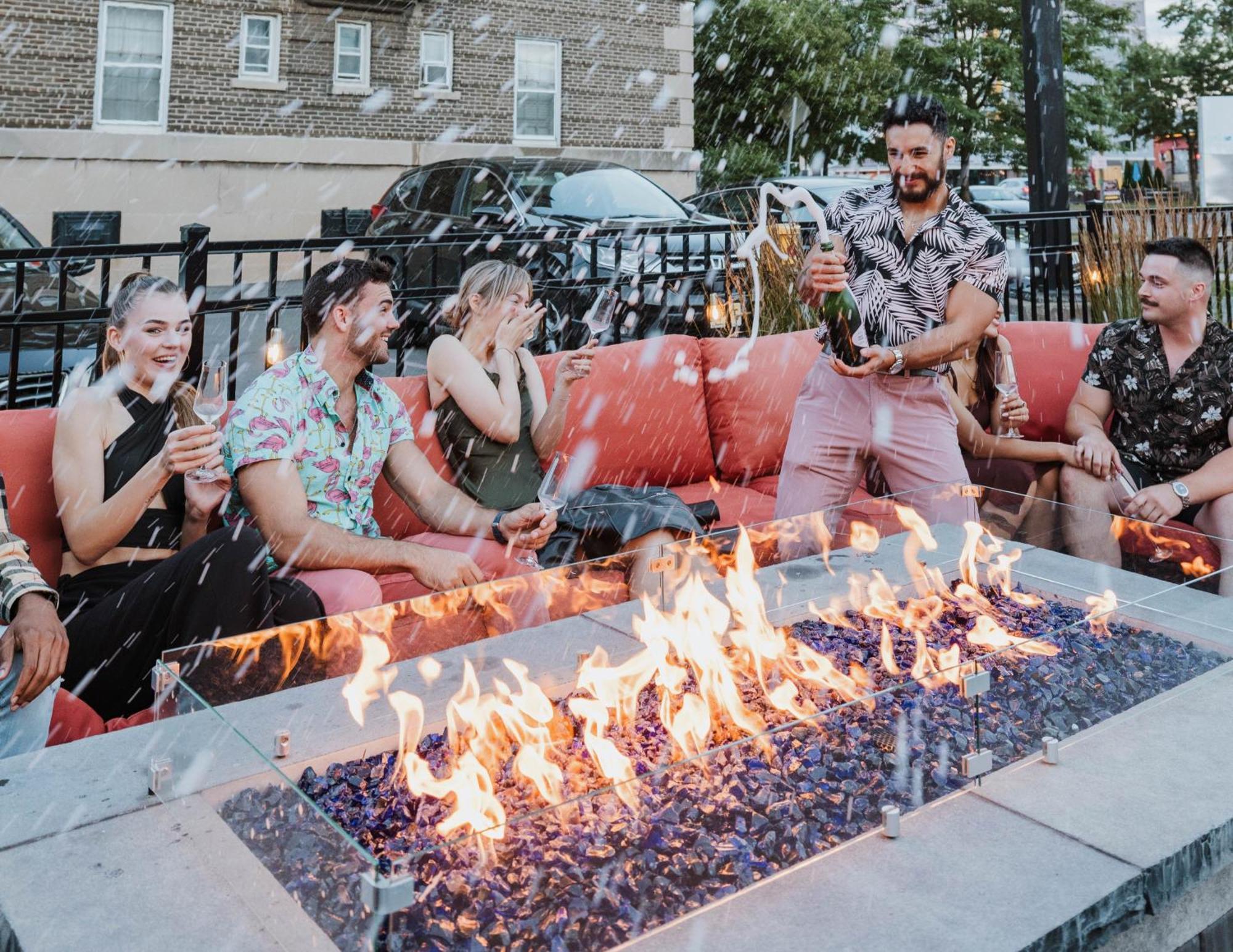 Voco Niagara Falls - The Cadence By Ihg 外观 照片 The patio at the 2019 Toronto International Film Festival