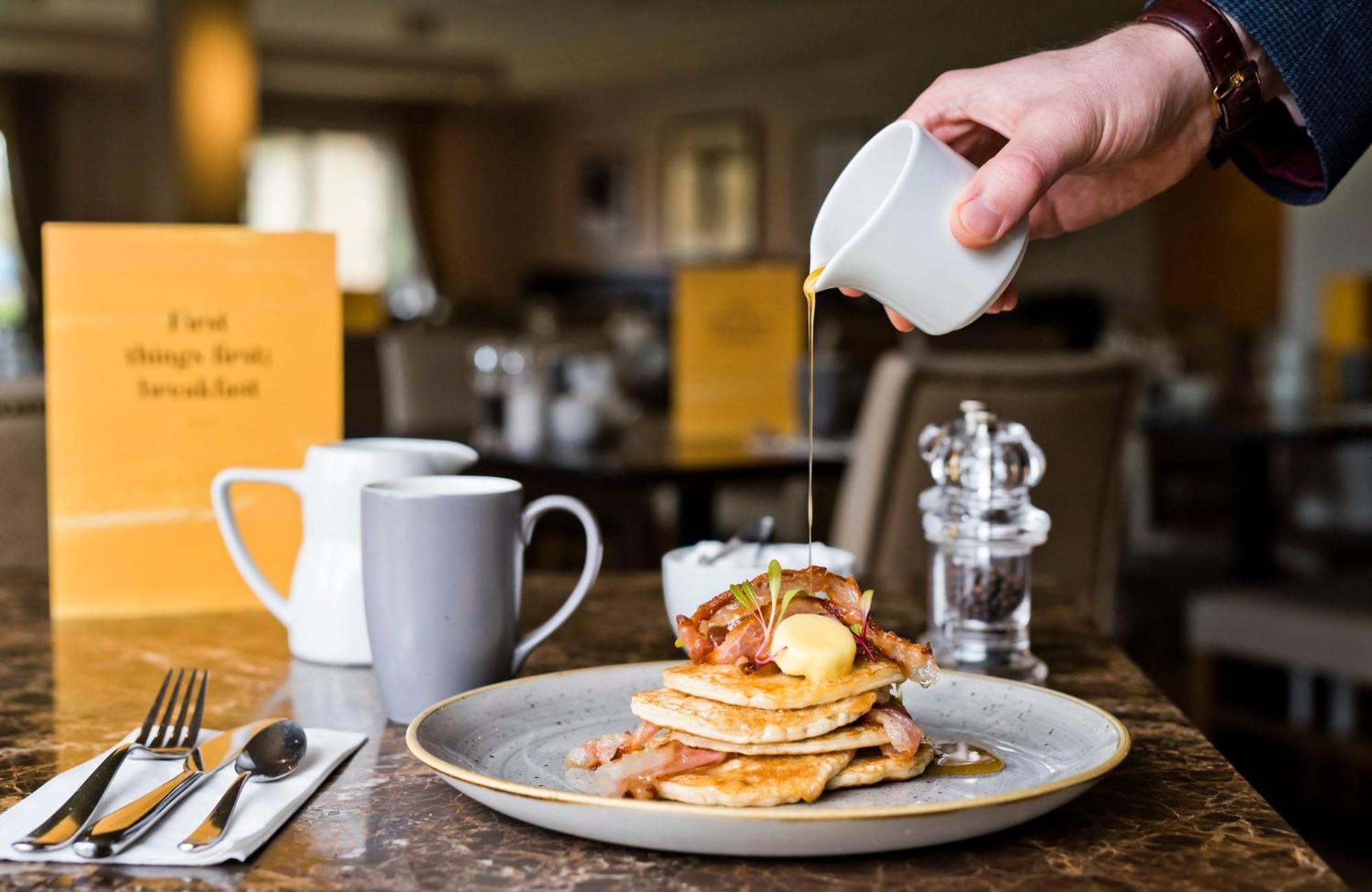 Voco Niagara Falls - The Cadence By Ihg 外观 照片 Maple syrup being poured over a stack of pancakes